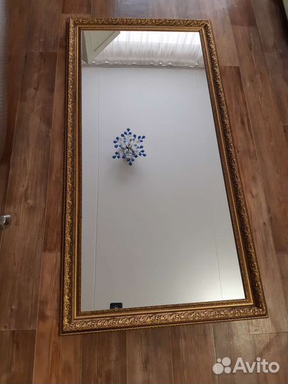 Зеркало в багетной рамке