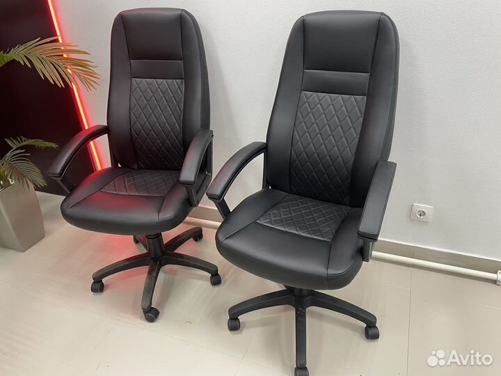 Офисное кожаное кресло