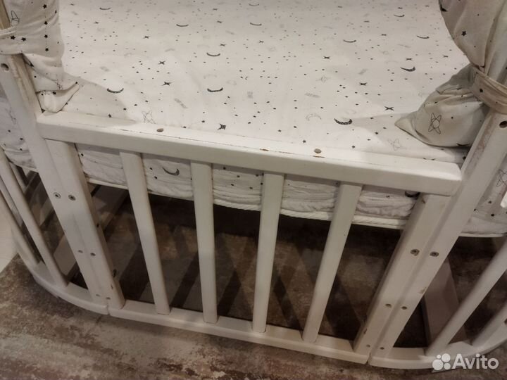 Детская кроватка с маятником круглая