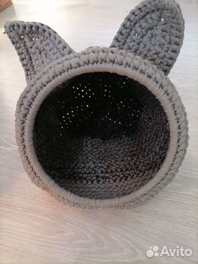 Домик для кошки вязаный