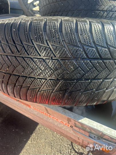 Bridgestone Blizzak LM-001 285/45 R21