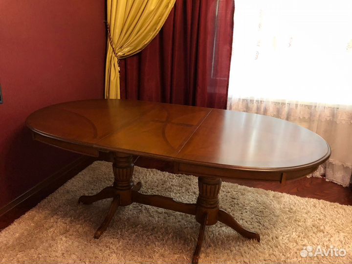 Обеденный стол овальной формы