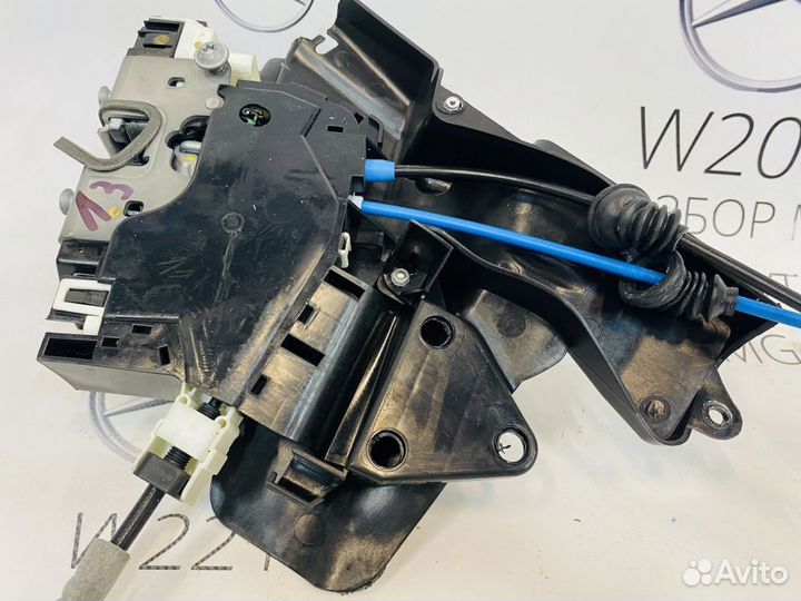 Замок двери задний левый Mercedes W204 M276 2013