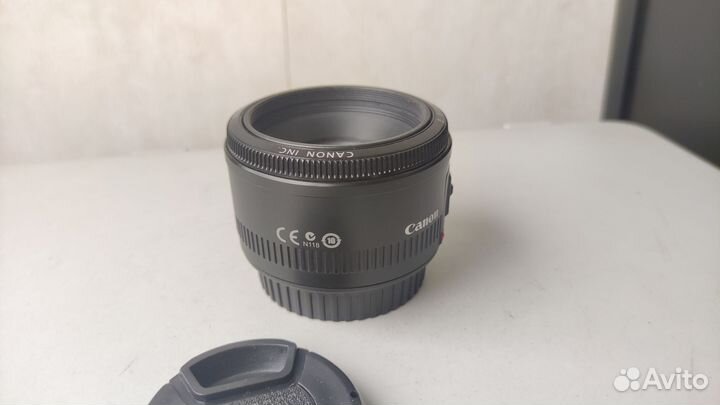 Canon EF 50mm f/1.8 II с пылинкой