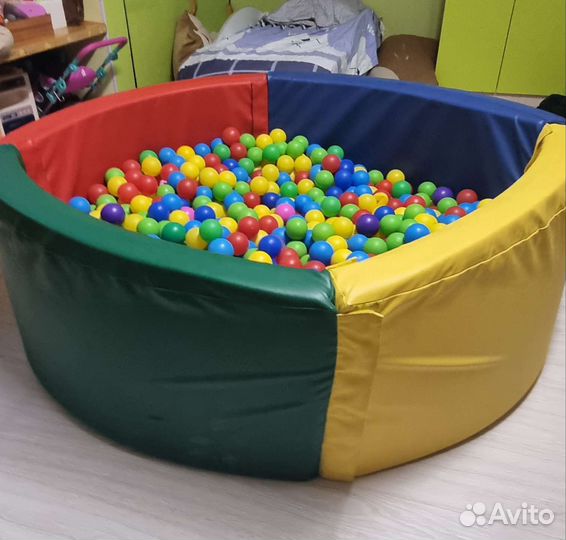 Сухой бассейн с шариками