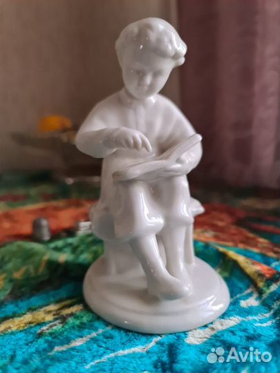Фарфоровая статуэтка Юный Ленин