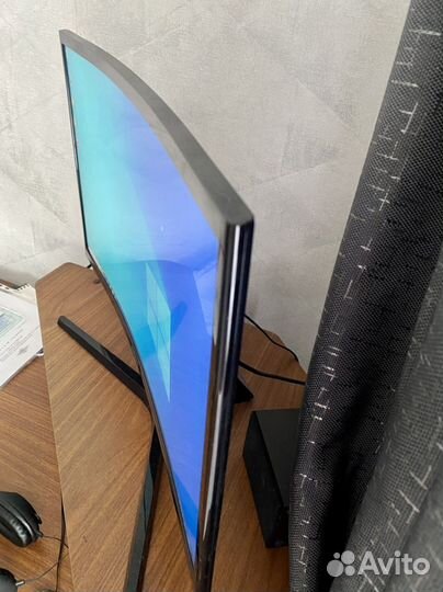 Изогнутый игровой монитор Samsung 144 GHz