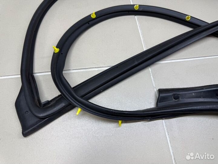 Уплотнитель двери передней правой Toyota RAV4