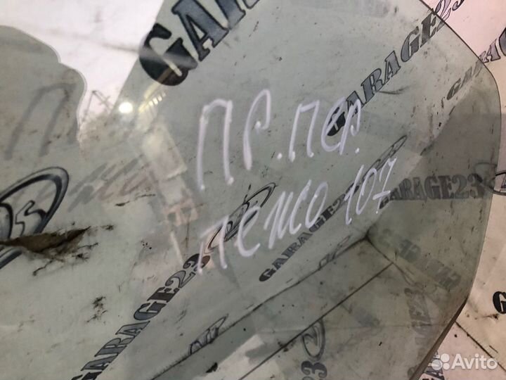 Стекло правое переднее Пежо 107