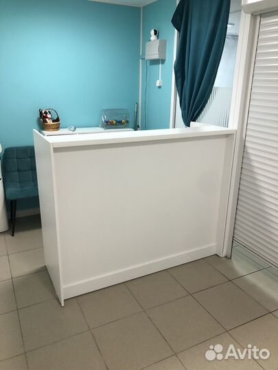 Стойка ресепшн белая в идеальном состоянии