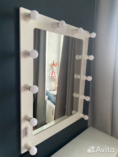 Туалетный столик, зеркало с подсветкой для макияжа