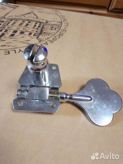 Колок для басс гитары