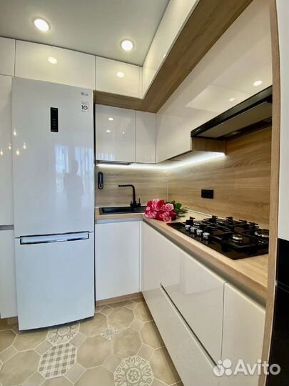 Угловая кухня под потолок на заказ