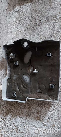 Декоративная накладка двигателя на Cadillac SRX