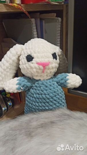 Плюшевый заяц вязаный