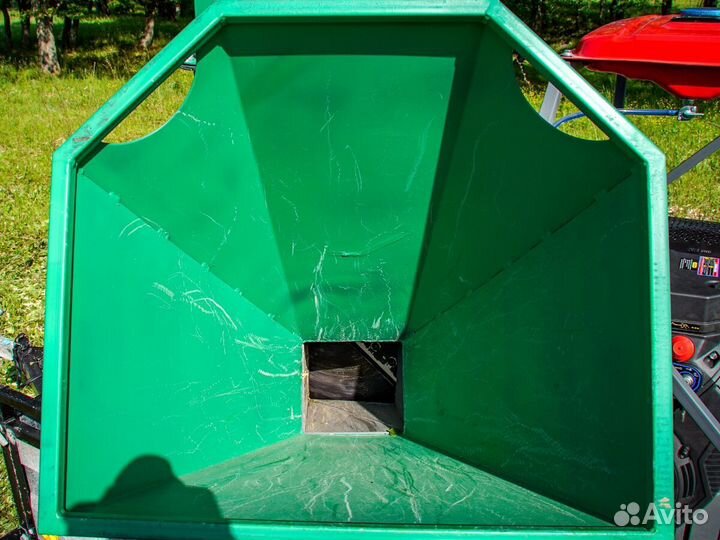 Измельчитель веток бензиновый / Щепорез / Мульчер