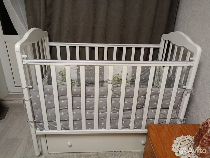 Детская кроватка с маятником и ящиком