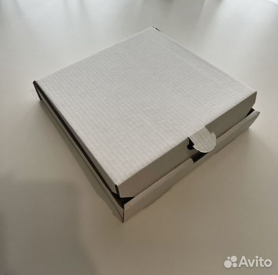 Коробки белые картонные 22х22 см