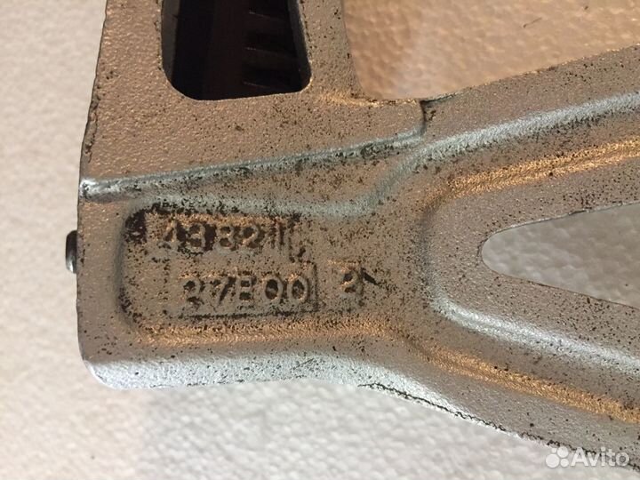 Кронштейн задний левый Suzuki GSF 1200 96 - 00