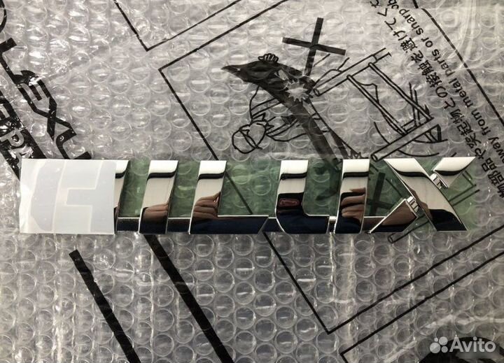 Эмблема багажника Toyota Hilux