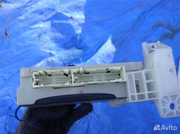 Блок предохранителей Toyota Prius ZVW30 2zrfxe