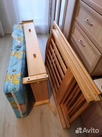 Детская кроватка с маятником и матрасом