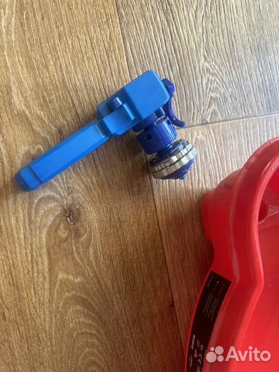 Волчок с пусковым устройством и арена