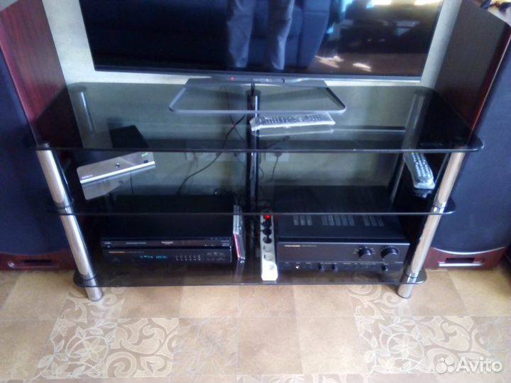 Стеклянная тумбочка для телевизора