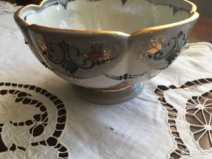 Фарфоровая ваза на ножке. Ручная работа