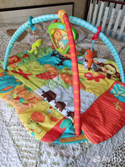 Детский коврик с игрушками
