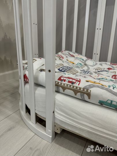 Детская кроватка с маятником