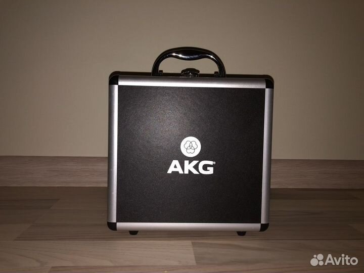 Студийный микрофон Akg p220