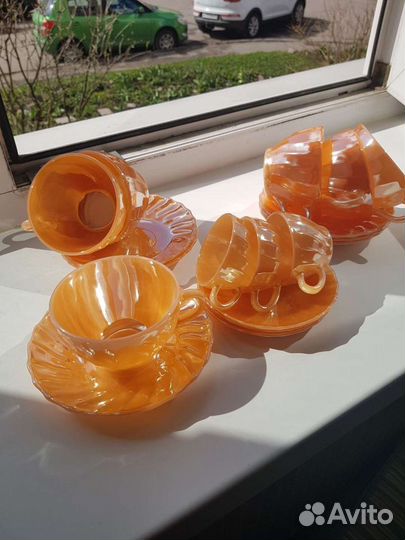 Чайные и кофейные чашки с блюдцами