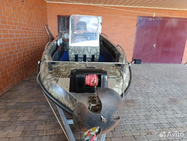 Лодка с мотором и прицепом