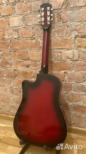Гитара красная