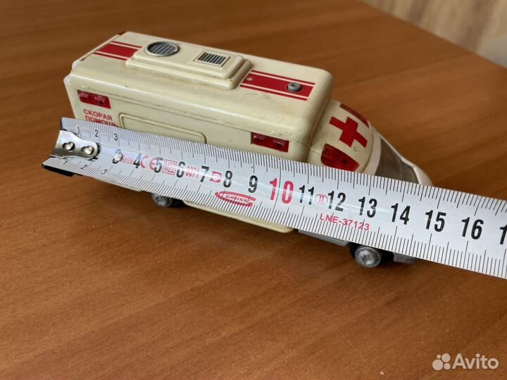Модель автомобиля скорая помощь игрушка