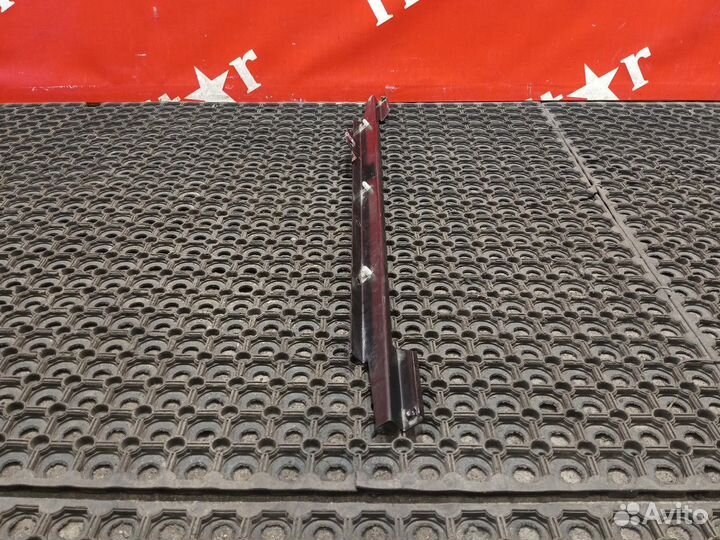 Кронштейн солнцезащитной шторки левый Daf XF106