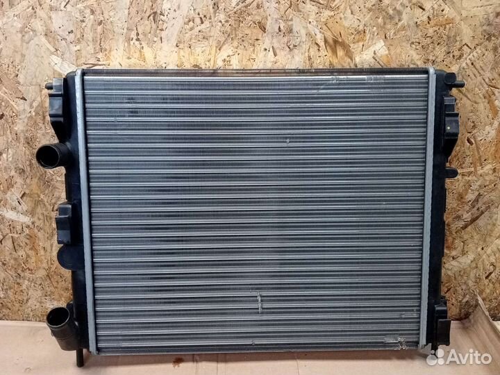 Радиатор охлаждения Renault Logan 1