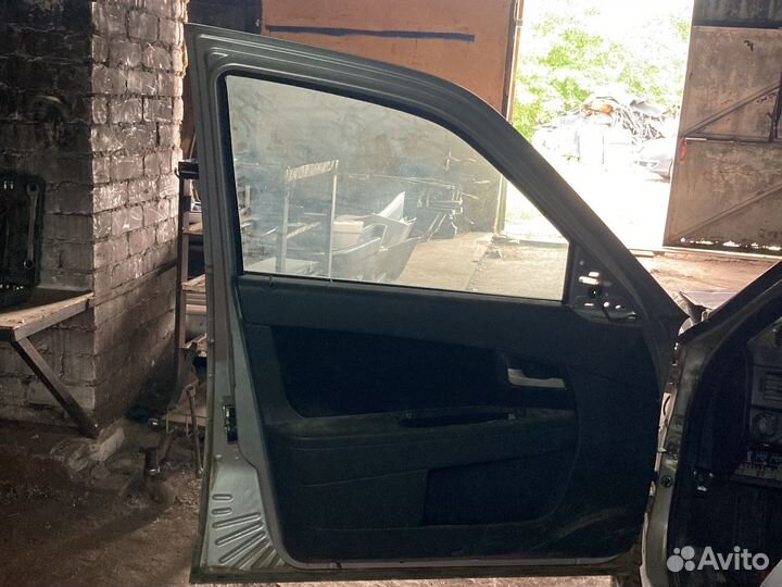 Передняя левая дверь лада приора