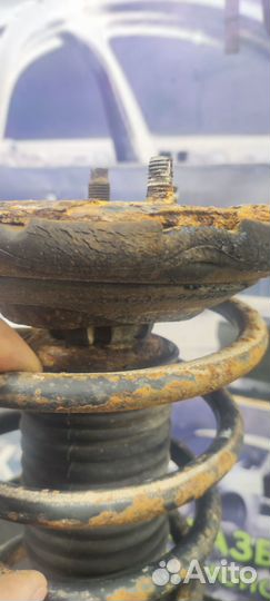 Стойка передняя Nissan Primera P11