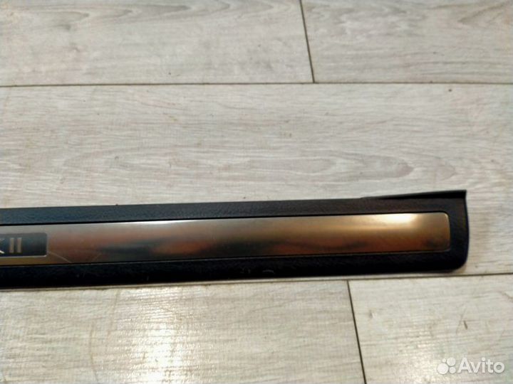 Накладка на порог с надписью передняя правая