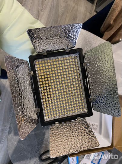 Видеосвет yongnuo 300 ll