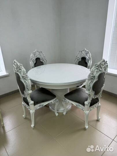Стол и стулья