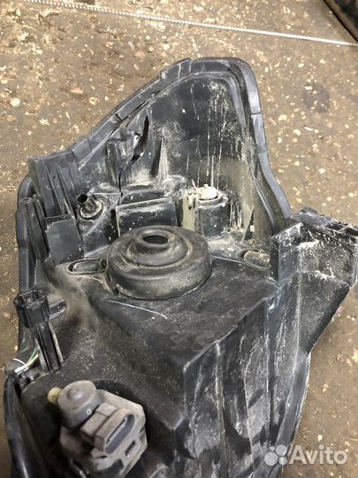 Передняя левая фара Nissan Tiida 1