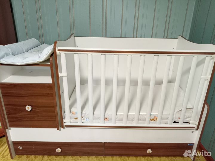 Детская кроватка с маятником и ящиком