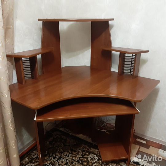 Компьютерный стол