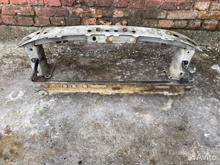 Усилитель переднего бампера Ford Focus 2 белый