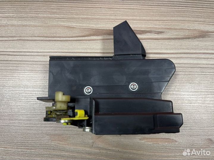 Замок двери передний левый Renault Logan