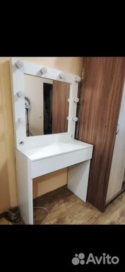 Столик с зеркалом для визажиста/бровиста