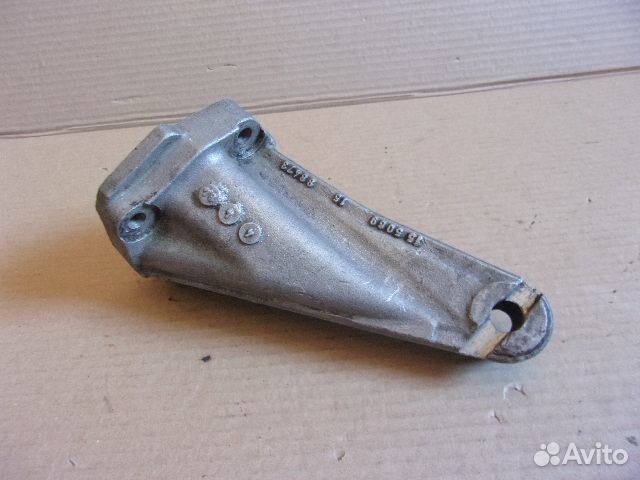 Форд Сиерра 84г., левый кронштейн двигателя